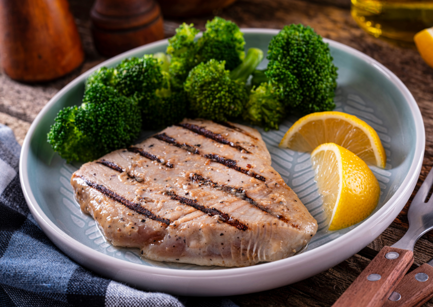 seared tuna steak with broccoli
low carb diet meal